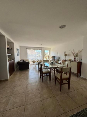 Hermoso departamento con parrilla balcon a la calle